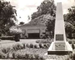 2.	There was a small monument called Tugu Proklamasi at the place before this monument.